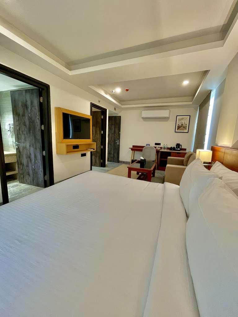 Best Western Maharani Bagh New Delhi Room photo
